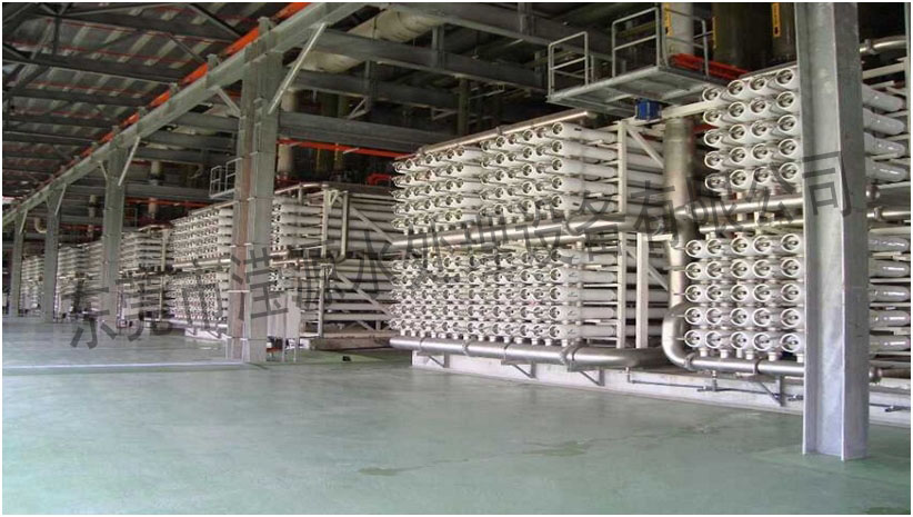 /></p><p>1.1水處理設備的選擇要本著以保證人們用水安全的原則，因此在對水處理工藝進行選擇時需做到以下幾點：</p><p>(1)不管是采用任何技術、工藝，水處理后其水質都要達到國家規定的生活飲用水標準。<br/>(2)技術安全可靠性原則。目前，盡管我國關于水處理的技術和設備有很多種，但是要從眾多的技術理論和設備中選擇技術較為優秀及安全可靠性較高的設備。<br/>(3)設備運行費用較低原則。針對我國偏遠、經濟欠發達地區，如果水處理設備運行費用過高，超出了當地人民的經濟承擔能力，即使是水處理建設工程建設完工，也會因為高昂的設備運行費用當地人民承擔不起而失去建設的意義。所以在水處理設備工程建設時一定要考慮到設備運行費用問題。<br/>(4)易管理原則。針對經濟欠發達地區設備技術管理人員相對短缺的問題，在設備管理和維護方面要求盡量做到簡單、易管理。如果設備的管理技術要求的過于高，超出了設備技術管理人員的能力范圍，則設備的正常運行和管理將得不到保障。</p><p>電絮凝技術</p><p>2.1電絮凝技術及其原理</p><p>電絮凝技術理論是在二十世紀初被提出的，經過近一個世紀的實踐探索才真正意義上將此項技術應用到水處理設備。此項技術的顯著特點是使用電能將含在水中的重金屬、固態懸浮物、乳化有機物及其他有害物質通過電化學反應將其分離出去。電絮凝水處理法的工作原理是：通過給水處理設備中的多塊鋼板加直流電，使其鋼板與鋼板之間產生電場，將待處理的水流入鋼板的縫隙，通電鋼板會因電離作用消耗一部分進入水中，同時電場中的離子和非離子污染物受電場作用與消耗到水中的鋼板發生反應，使電場中的離子和非離子污染物形成固態沉淀顆粒，進而通過沉淀分離的方式完成水處理。</p><p>2.2電絮凝<a href=http://m.u4413.cn>水處理</a>的工藝流程</p><p>將待處理的水流入均化池，均化池的主要作用是用來平衡水泵水量和電絮凝反應器中水的流量之差，此外在均化池中設有水位傳感器，主要是用來控制反應器泵和水泵。進而通過反應器泵將均化池中的水抽入反應器中，反應器中設有鋼板，通電后鋼板與電離出的離子發生反應，達到處理目的。此外，在反應器中的空腔內都有一個氣動閥和氣動雙隔膜泵，它們的作用分別是去除鐵垢和去除反應器中沉淀的固體雜質。然后再將反應器中處理后的水抽到除沫池，除去漂浮在水面上的泡沫以及讓水中雜質的發生二次沉淀。較后再將除沫池中的水流到沉淀池，再次讓固體顆粒沉淀，并通過污泥去除設備將固體顆粒等雜質去除，清水則進入砂濾器，通過砂濾器對水進行回洗，完成整個工藝流程。</p><p>復合式多介質過濾法方案</p><p>3.1復合式多介質過濾法及其工作原理</p><p>復合式多介質是一種物理水處理法，整個工藝流程不需要添加任何化學藥劑，設備機組集成自動化、智能化控制，耗能低，安全穩定性較高，水處理設備系統更換后的介質不會對環境造成污染，可以直接填埋。同時由于水處理設備系統是自動控制系統和監控系統，系統程序一旦設定好，不需要過多的人員對其實時監控，節約了維護人員的投入，相應地也節省了維護費用。</p><p>3.2復合式多介質過濾法工藝流程</p><p><br/>通過原水加壓系統的加壓泵將待處理的水抽入水處理系統，經全自動逆洗多介質深度處理，其中，全自動逆洗深度處理系統中設有活性炭吸附過濾器，其作用是去除水中的異味和氯化物等。除砷、鐵/錳裝置。作用是去除水中的砷、鐵/錳等雜質和有害物質。阻垢器。可防止水中的鈣和鎂經加熱后反應生成碳酸鈣。原水<a href=http://m.u4413.cn>紫外線消毒系統</a>。主要作用是對管網水進行殺菌，分解臭氧等。水處理工程技術相關資料<a href=http://m.u4413.cn>http://m.u4413.cn</a><br/></p></div>
						<div   id=